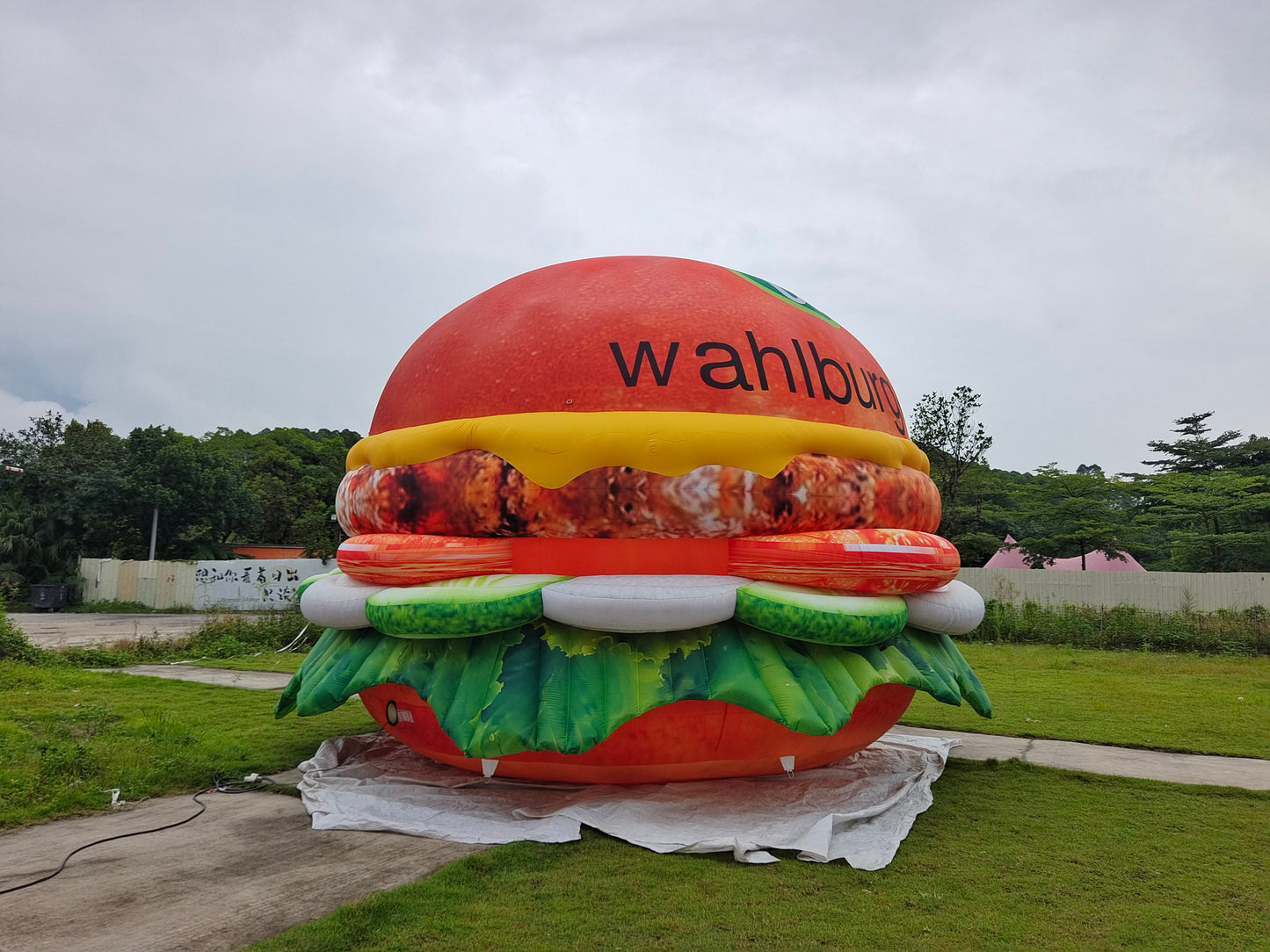 INFLATABLE HAMBURGER REPLICA FOR OUTDOOR MARKETING