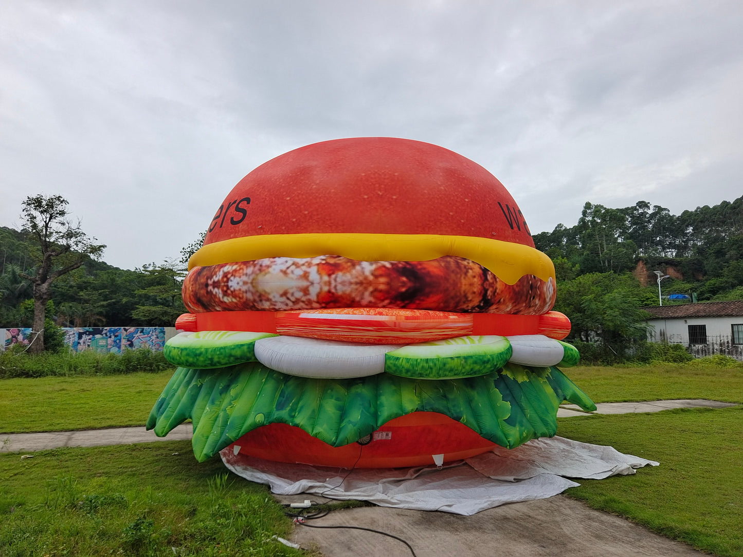 INFLATABLE HAMBURGER REPLICA FOR OUTDOOR MARKETING